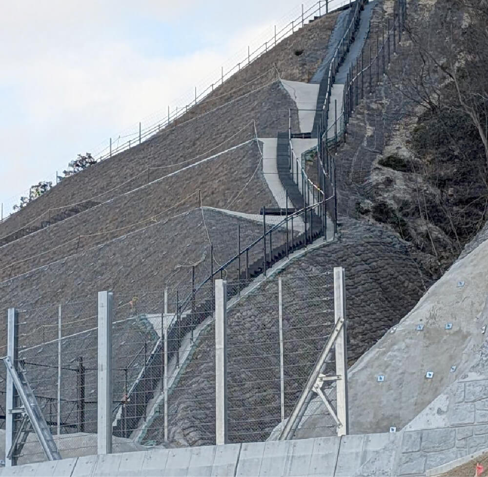 落石防止柵および動物侵入防止型立入防止柵および点検階段