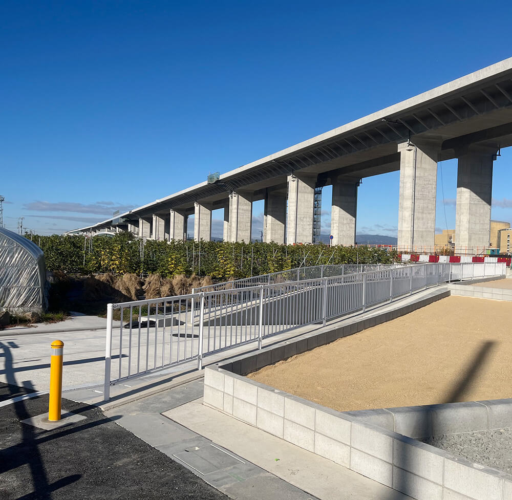 転落防止柵および境界ブロック